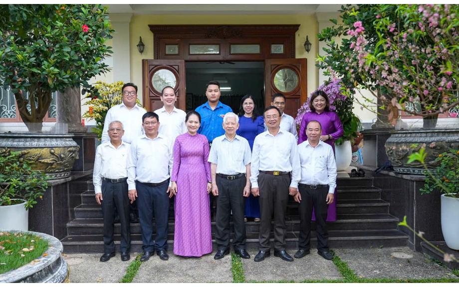 Trường Đại học Thủ Dầu Một thăm, chúc Tết đồng chí Nguyễn Minh Triết - Nguyên Ủy viên Bộ Chính trị, Nguyên Chủ tịch nước Cộng hòa xã hội chủ nghĩa Việt Nam